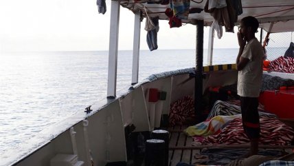  Barco humanitario se declara en situación de necesidad  