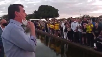  Bolsonaro, infectado por Covid, recibió a seguidores en jardines de Palacio  