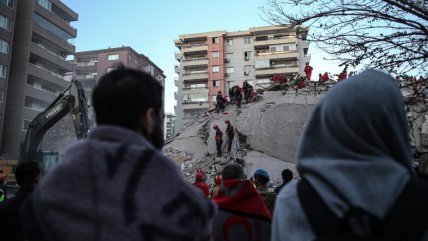   Edificios destruidos y gente acampando en las calles: El día después del terremoto de Grecia y Turquía 