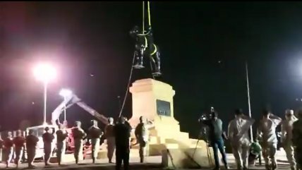  Con honores del Ejército: Así fue el momento exacto cuando la estatua de Baquedano fue retirada  