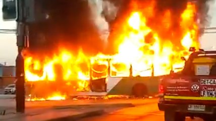   Delincuentes armados secuestraron una micro y la quemaron en proclama subversiva 