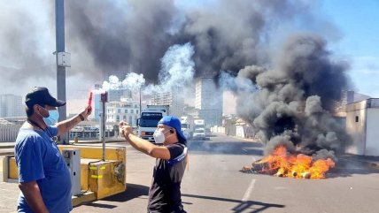   Trabajadores bloquean con barricadas el ingreso al puerto de Iquique 