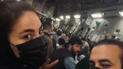  Famosa cantante afgana logró salir de Kabul en avión de carga  