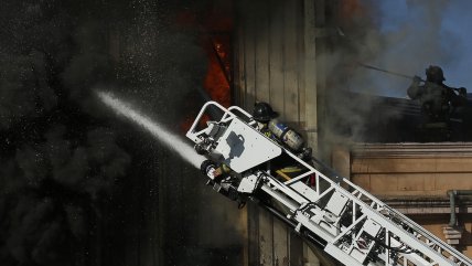   Bomberos de Santiago no tiene escalera telescópica para barrios como Yungay y Brasil: Espera recursos del Gobierno Regional 