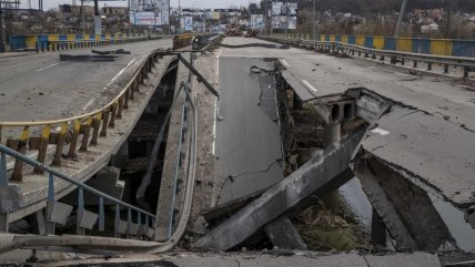  Proyectiles destruyeron gran parte de un puente en Bucha  