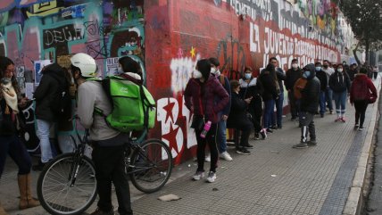   Larga fila en vacunatorio del GAM: Hay apuro antes de que se bloquee el pase de movilidad 