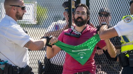  Activistas se manifiestan frente a la Corte Suprema esperando la decisión sobre el aborto  