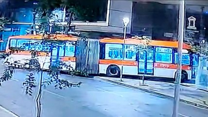   Chofer perdió el control y chocó bus contra Juzgado de Familia de Santiago 