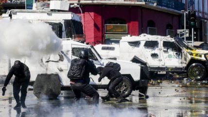  Incidentes entre encapuchados y Carabineros en marcha de la Central Clasista de Trabajadores  