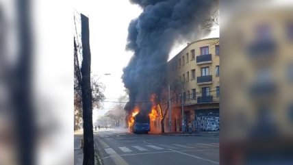   Queman bus en el exterior del Liceo Barros Borgoño 