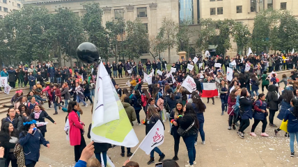   Educadoras de Fundación Integra protestaron con bailes infantiles afuera de La Moneda 