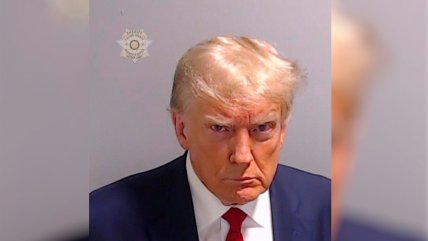   Trump, desafiante y con el ceño fruncido en su primera foto policial 