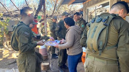   Aspirantes a oficiales de Carabineros ayudan a damnificados de las inundaciones 