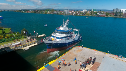   Lanzan al Calle Calle el primer barco de exploración oceanográfica construido en Chile 