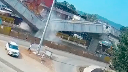   Puente en construcción se desplomó en India 