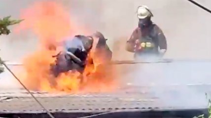  Bombero resultó herido de gravedad tras quedar atrapado en incendio en Las Condes  