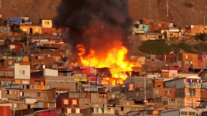  Incendio destruyó 13 casas en campamento de Antofagasta  