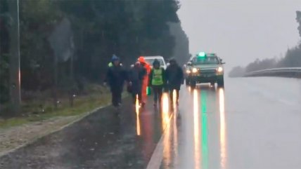   Bajo la lluvia, madre sureña sigue marchando por su hijo rumbo a Santiago 
