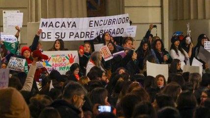  Masiva protesta contra senador Macaya y su padre condenado por abuso de menores  