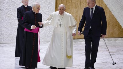   Papa Francisco casi cayó al romperse su bastón en audiencia jubilar 