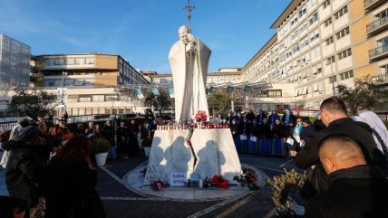  Devotos rezan por la recuperación de Francisco en el hospital donde está internado 