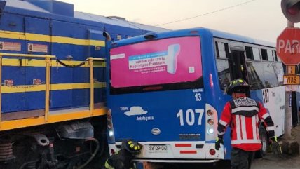   Cámara registró choque de tren con taxibus en Antofagasta 