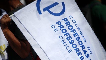  Punta Arenas: Profesores protestaron frente a la casa de los papás de Boric  