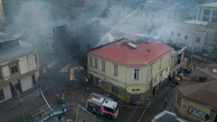   Incendio en Barrio Puerto de Valparaíso deja tres desaparecidos 