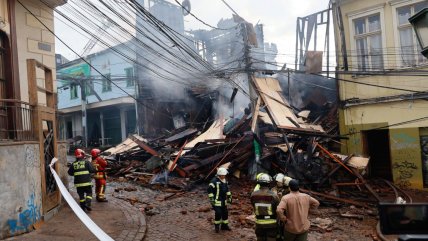  Hallaron cadáver en escombros de incendio en Barrio Puerto de Valparaíso  