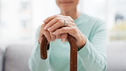   Mujer ofreció ayudar a una adulta mayor y le robó más de $8 millones 