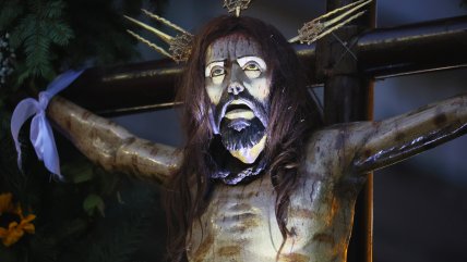   Procesión cumplió con histórica tradición: El Cristo de Mayo recorrió las calles del centro de Santiago 