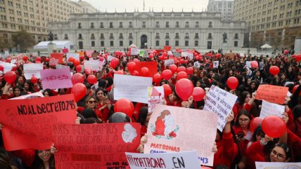   Matronas y matrones protestan frente a La Moneda por polémico decreto del Minsal 
