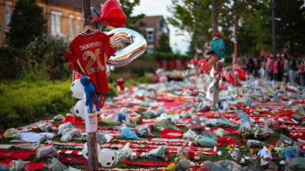   Hinchas de Liverpool siguen manifestándose en Anfield en honor a Diogo Jota 