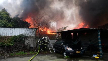   El complejo trabajo de Bomberos para apagar gran incendio en Concepción 
