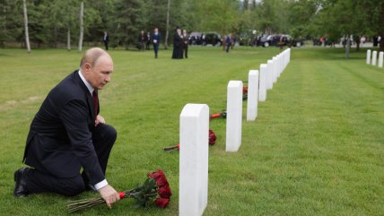  Putin realizó ofrenda florar en cementerio donde yacen restos de pilotos soviéticos  