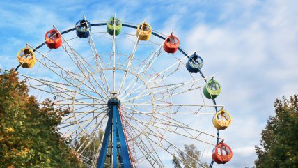   Niña y mujer resultaron heridas tras caer desde rueda de la fortuna en Panguipulli 