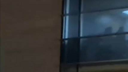   Les costó caro intimar en el trabajo: Vitacura destituyó a funcionarios de video viral 