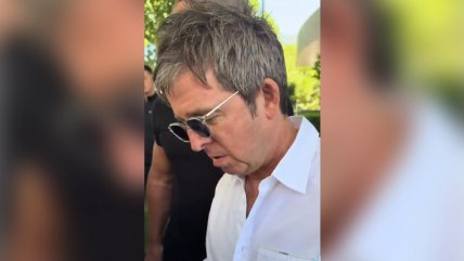   ¿Un saludo a Maradona? El confuso momento que tuvo Noel Gallagher con una fanática en Chile 