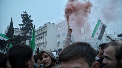  Miles de personas se congregaron en Damasco para celebrar un año de la caída de Al Asad  