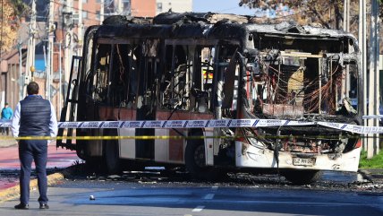   Micro fue quemada en Quinta Normal: Intimidaron a chofer con armas de fuego 