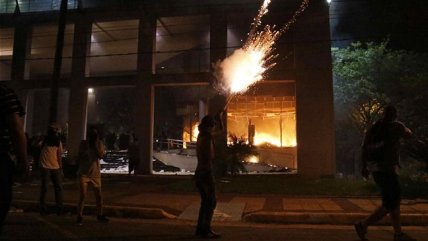 Paraguay: Diputados postergan sesión para tratar reelección tras incidentes en el Congreso