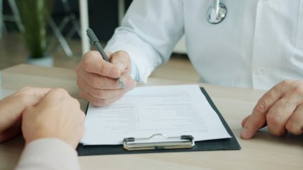   Formalizan a seis médicos extranjeros por la emisión de casi 36.000 licencias falsas 