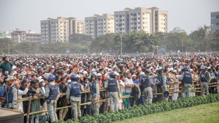  Multitudinario funeral del líder estudiantil Sharif Osman Hadi en Bangladesh  