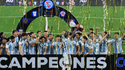   El festejo de Argentina como campeón de la Copa UC en el Claro Arena 
