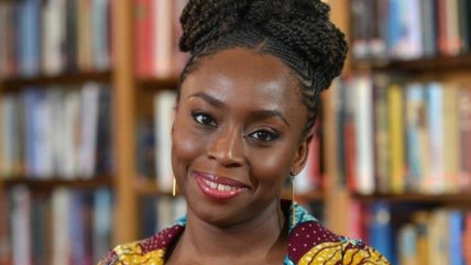   Escritora Chimamanda Ngozi Adichie sufre la muerte de uno de sus hijos gemelos 