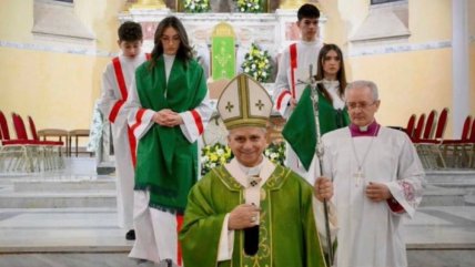   León XIV se acompañó de dos monaguillas y reinstaló debate sobre rol de la mujer en la Iglesia Católica 