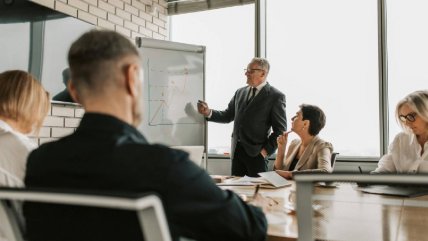   Baja participación femenina en el IPSA: Solo alcanza el 40% en directorios de tres empresas 