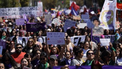   Masivas marchas por el Día Internacional de la Mujer en Santiago y Valparaíso 