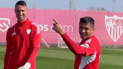   [VIDEO] Alexis deslumbró en la práctica de Sevilla con un golazo y fue aplaudido por sus compañeros 