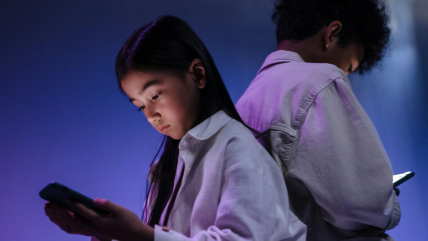  Más de la mitad de los países ya limitan el uso de celulares en los colegios  